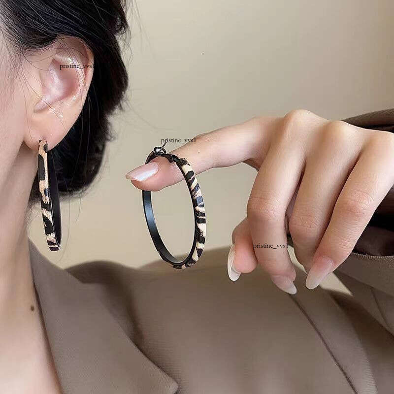 Leopard print leather large hoop earrings for women, autumn winter style, enhances complexion, elegant earrings, fashionable and versatile