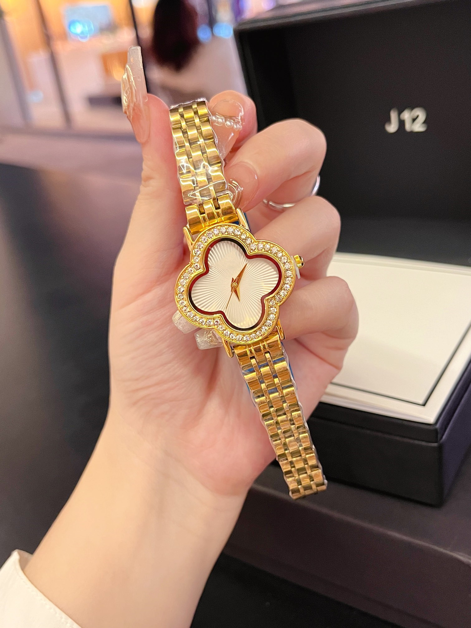 Fashion Versatile Women Four Leaf Clover Bracelet Watch Popular Quartz Diamond Fashion Green Watch Designer Casual Wristwatch 33 32$