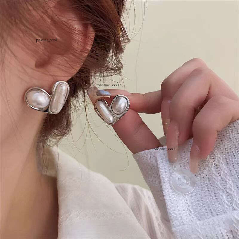 With a Certain Attitude: French Vintage Pearl silver Stud Earrings, Ins-style Light Luxury, High-end Feel, Simple and Elegant, Versatile Earrings