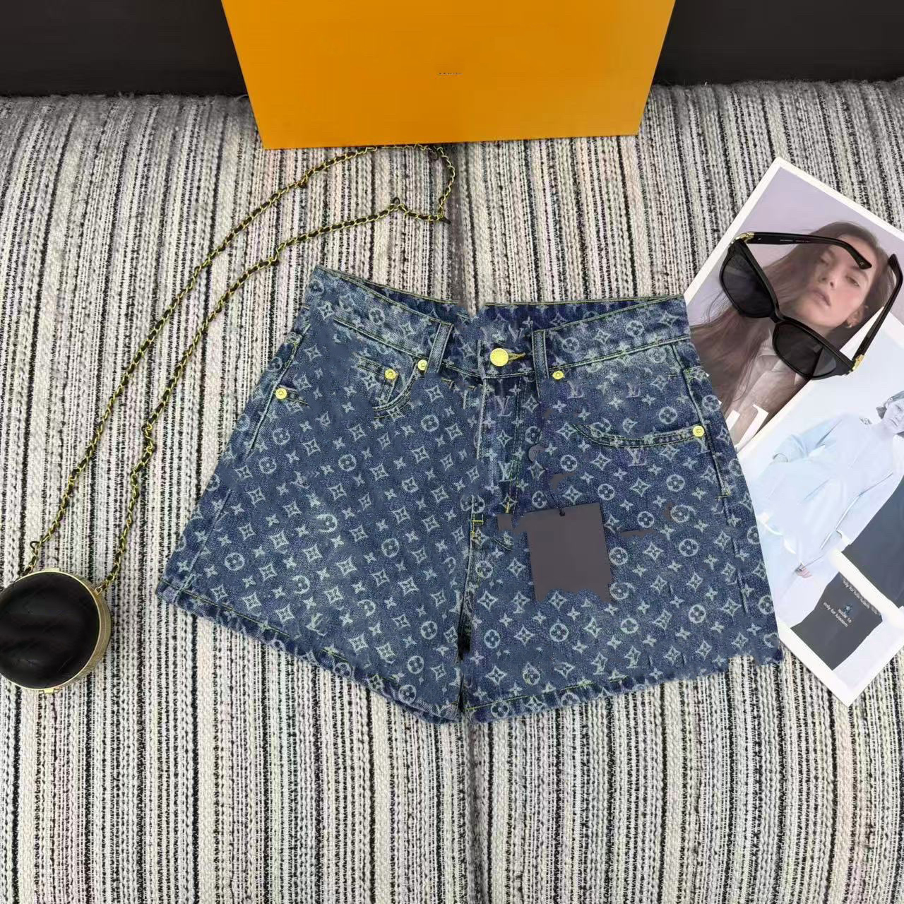2026 new designer style luxury denim shorts for women, high-quality slim fit printed denim shorts with gold rivets
