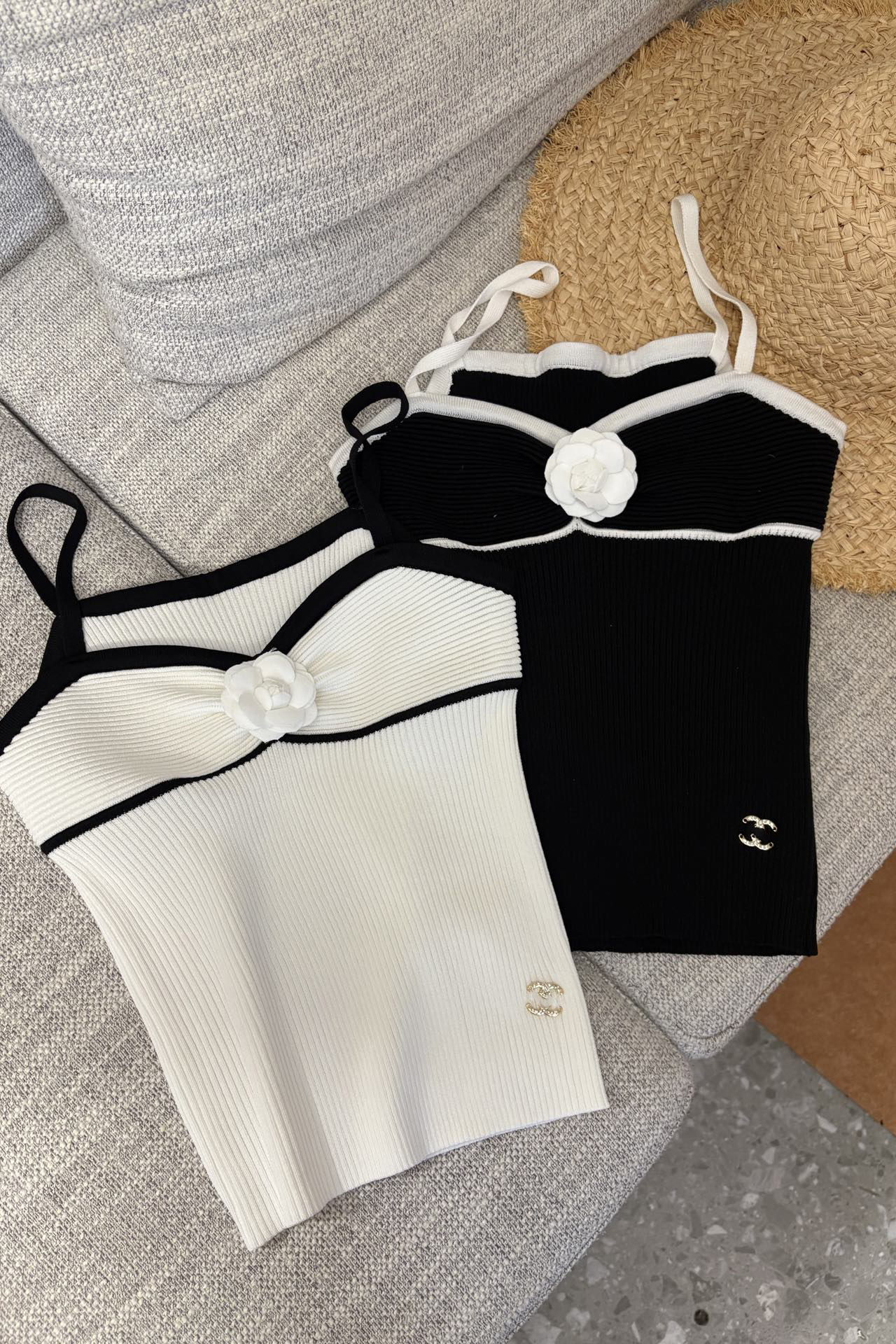 Luxurious designer style sweet white vest women's summer new knitted vest, with butterfly bow flower embroidery slim fit casual sleeveless shir