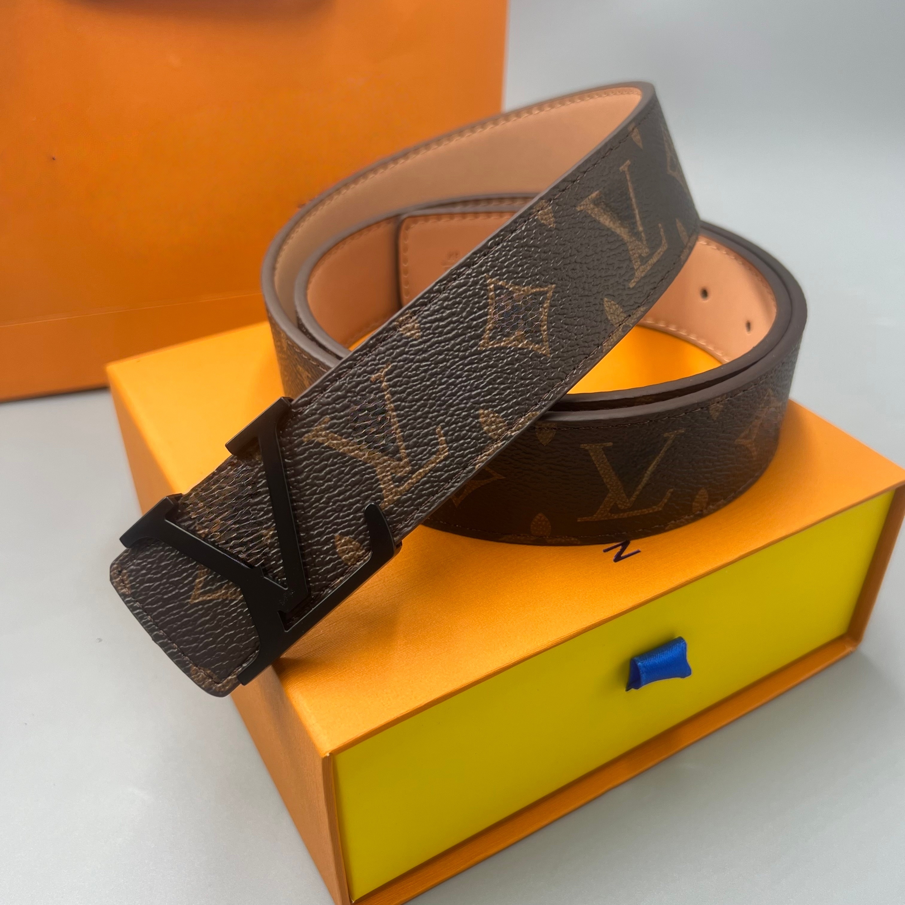 Classic design pattern leather belt, equipped with metal letter-style clasp. Luxurious and fashionable, suitable for various occasions. In high dema