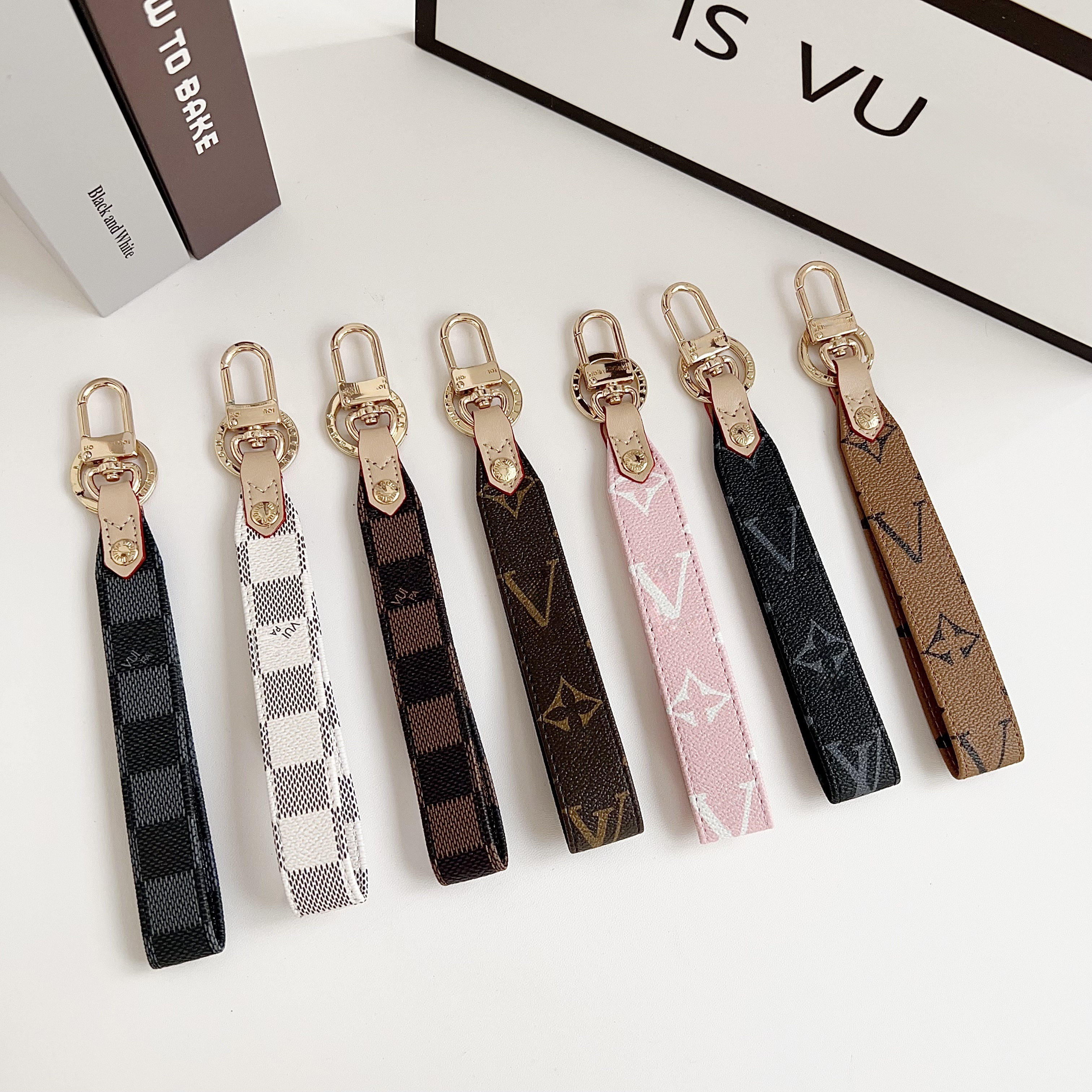 2026 High Quality Keychain Classic Exquisite Luxury Designer Car Keyring Zinc Alloy Letter Unisex Lanyard Gold Black Metal Small Jewelry L002-1