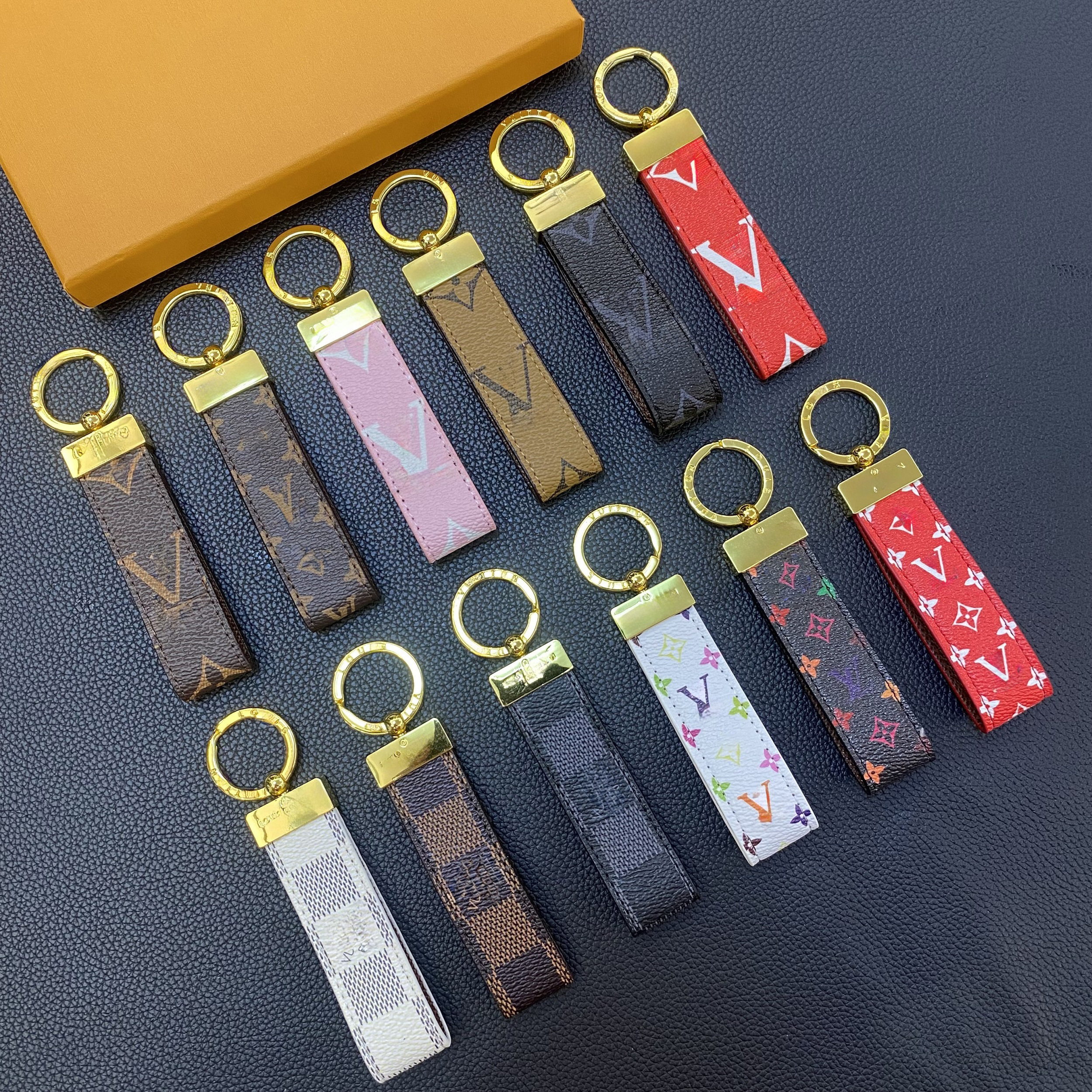 2026 High Quality Keychain Classic Exquisite Luxury Designer Car Keyring Zinc Alloy Letter Unisex Lanyard Gold Black Metal Small Jewelry L001-6