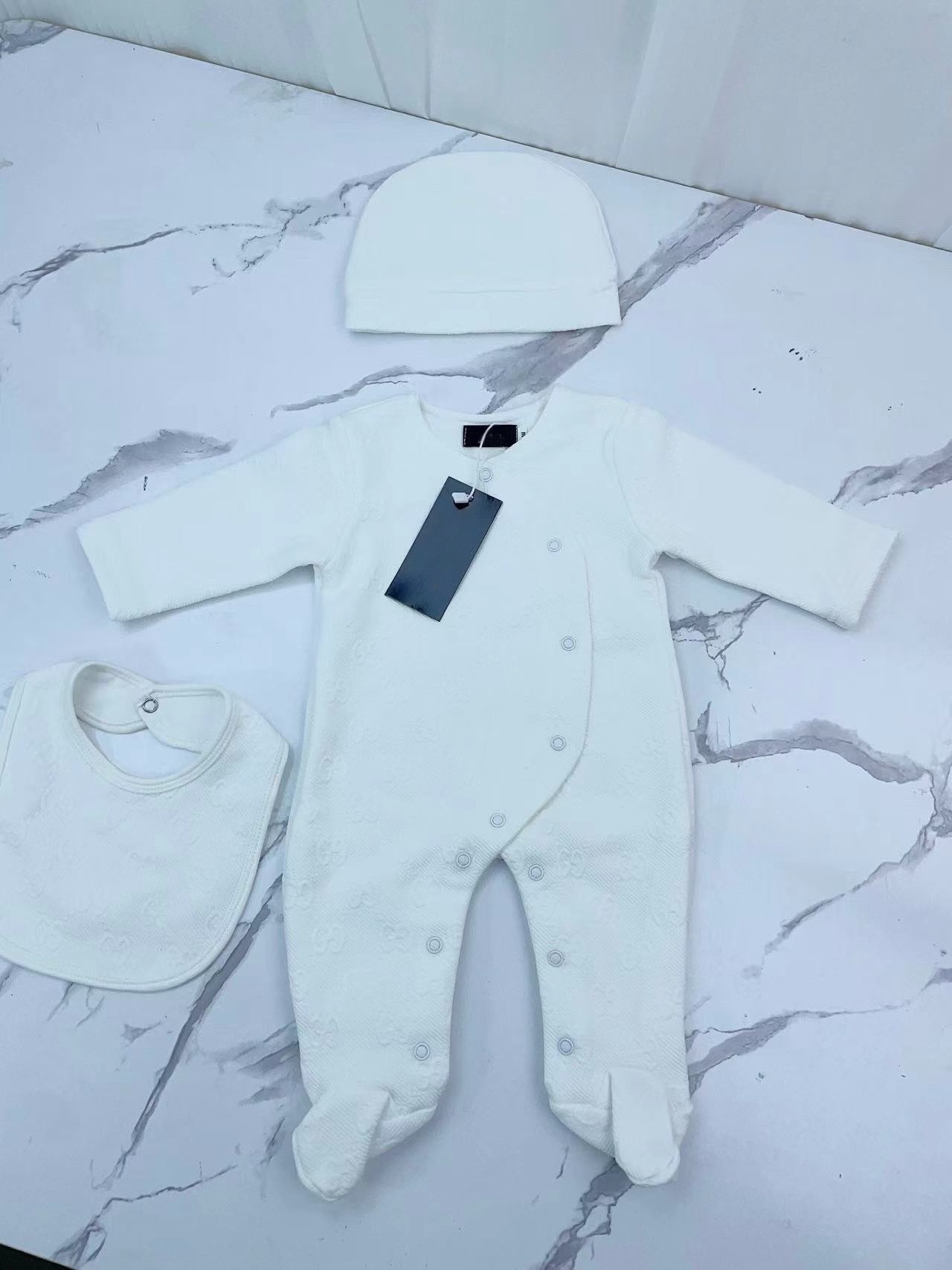 Newborn Rompers Baby Jumpsuits Bibs Hat 3pcs Kids Designer Clothes New Born Onesies Luxury Body Suits Toddler Boy Girls Romper Babies Bodysuit Infan