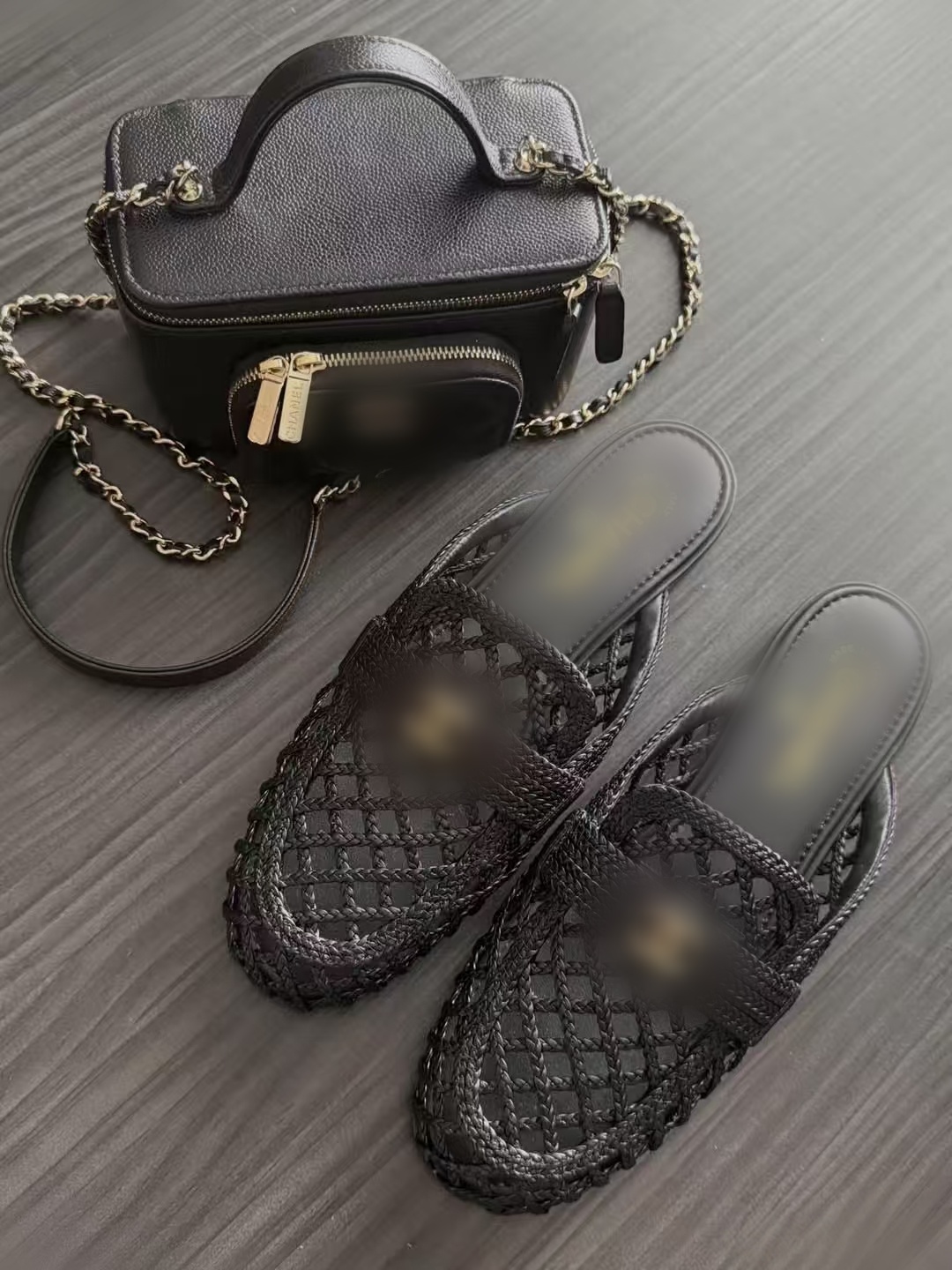 Fashionable summer slippers a single-layer flat sole design suitable for casual beach wear when paired with clothing-image-1112292021