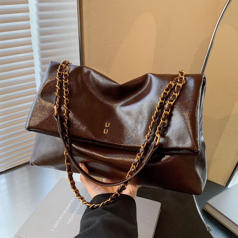 2026 new arrival Oil Wax Leather Chain Tote Bag Large Capacity Commute Shoulder Bag Retro Luxury Underarm Bag for Women