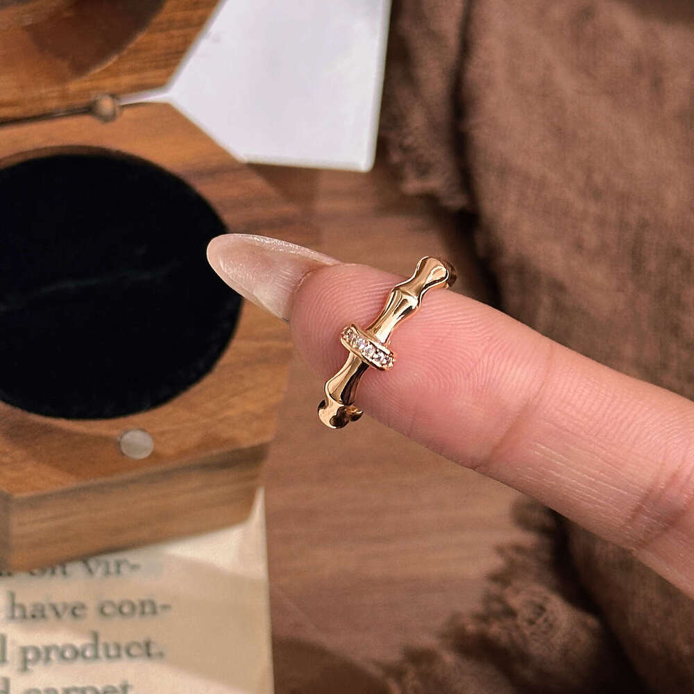 Bague élégante de style français pour femmes, bague vintage ornée de diamants, croix d'os irrégulière, joint en bambou