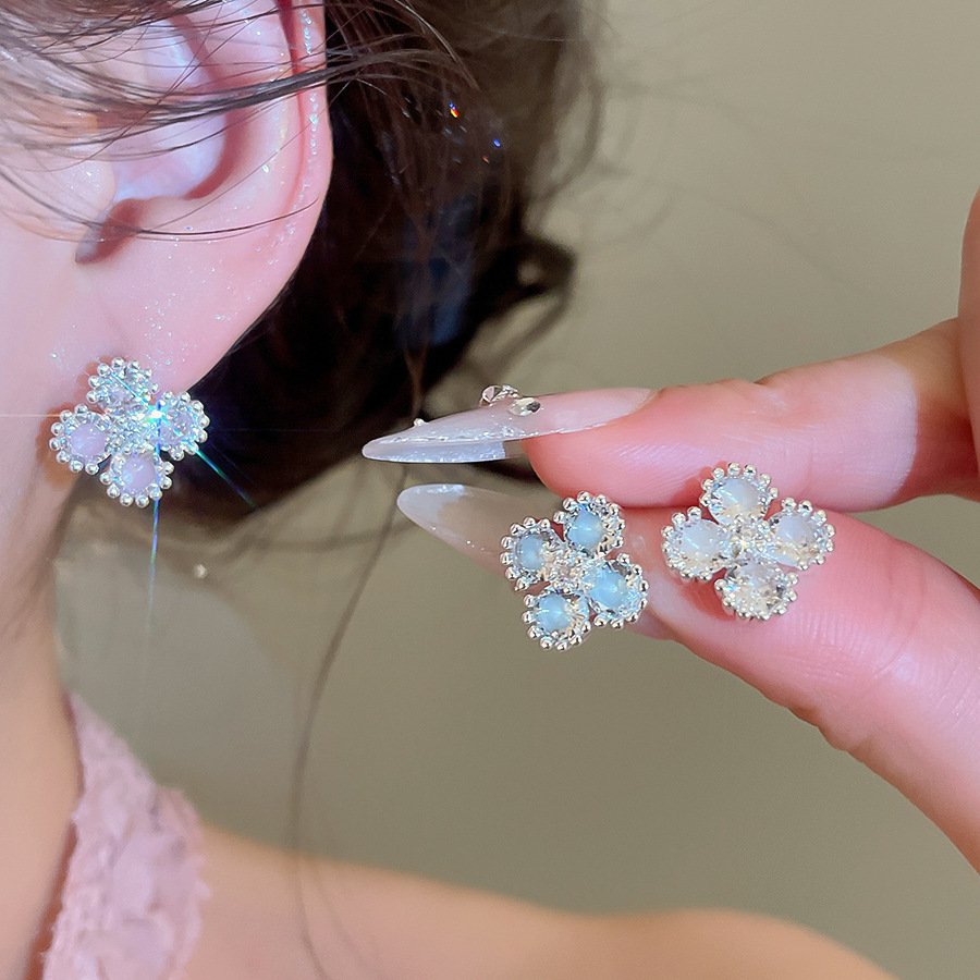 Luxury Zircon silver Clover Earrings, Fashionable Elegant, High-end and Extremely Attractive, Non-Pierced Niche Ear Clips-image-1098949515
