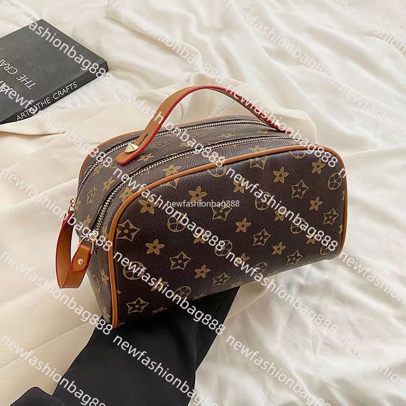 High quality designer wallet 7A designer bag men and women portable Small size grade makeup bag Women zipper handbag New style makeup bag designer p