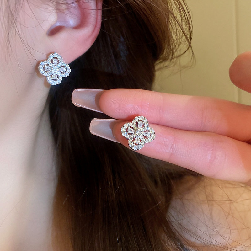 Full Diamond Four-Leaf Clover Light Luxury High-End Niche Design Simple Elegant Exquisite Zircon Earrings Sparkling-image-1099107681