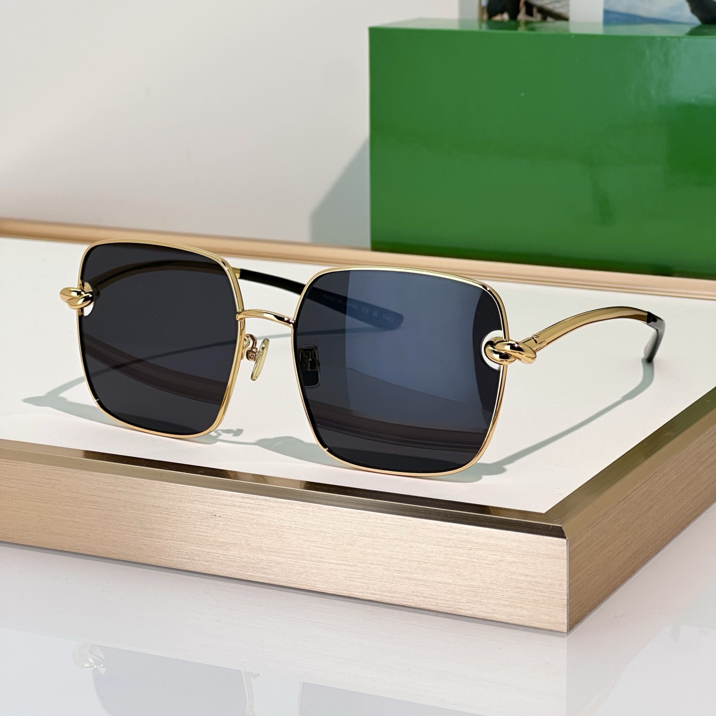 Fashion Sunglasses For Men Women 40074 Summer Designer Stylish High Street Style Anti-Ultraviolet Retro Plate CR39 Square Full Frame Glasses Random