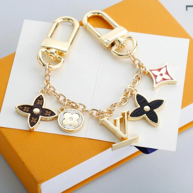 Luxury Brand keychains Designer metal letter keyrings Fashion Bags Pendant Lovers Car Key chains for men women Charm Lovers Gift