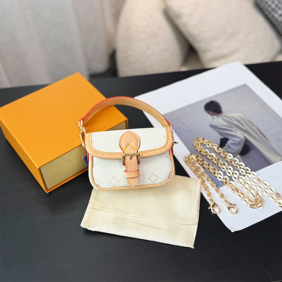 Luxury Keychain Unisex Lanyards Designer Car Keychains Classic Flower Keychain Fashion Leather Knot Multicolored Handmade Men Women Bag Pendant Keyc