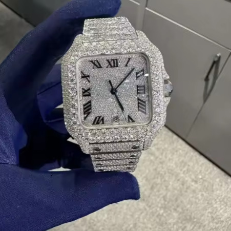 Une montre de mode hip hop multifonctionnelle méticuleusement fabriquée à partir de métal durable, un accessoire luxueux conçu pour le grand publ