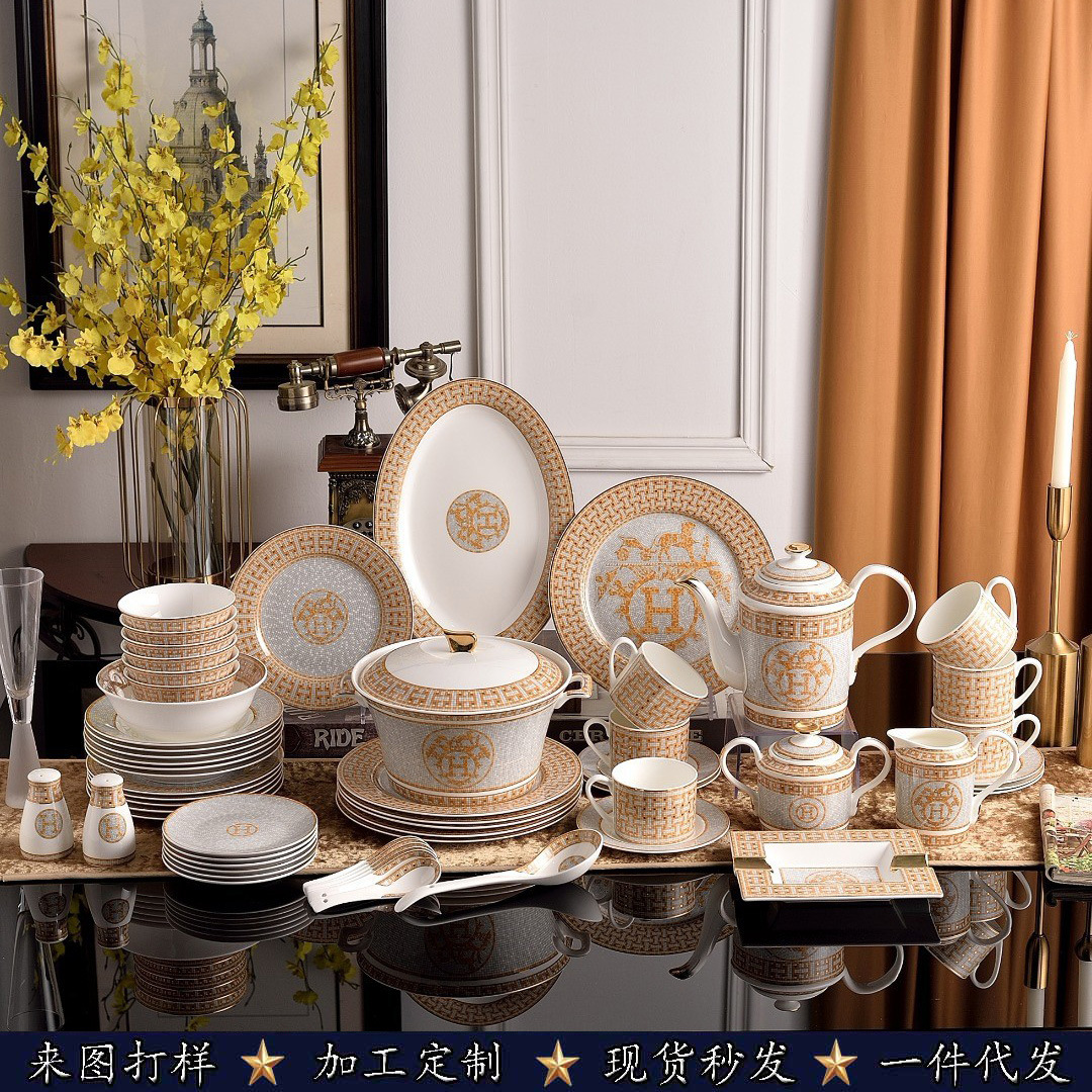Lumière de luxe rétro Aima famille série de calèches dorées vaisselle en porcelaine d'os 58 tête combinaison ensemble cadeau de pendaison de crém