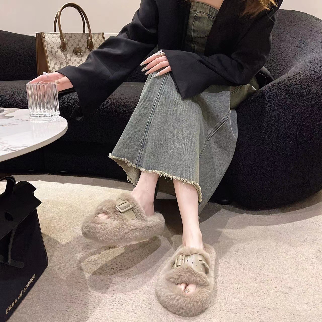 Chaussures d'automne et d'hiver confortables H27 : claquettes à plateforme en peluche, idéales pour la maison