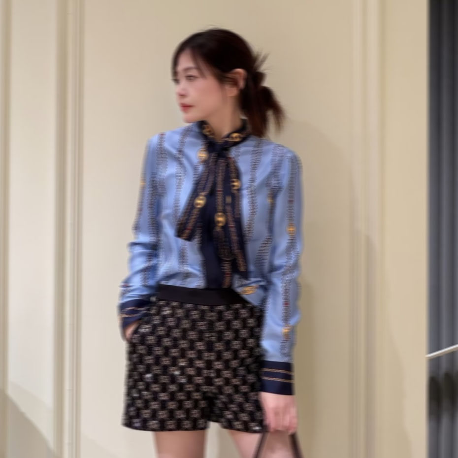 Light blue base GG chain print shirt with glossy elegant color-block flutter collar bow tie positioning print design, high-quality shirt top