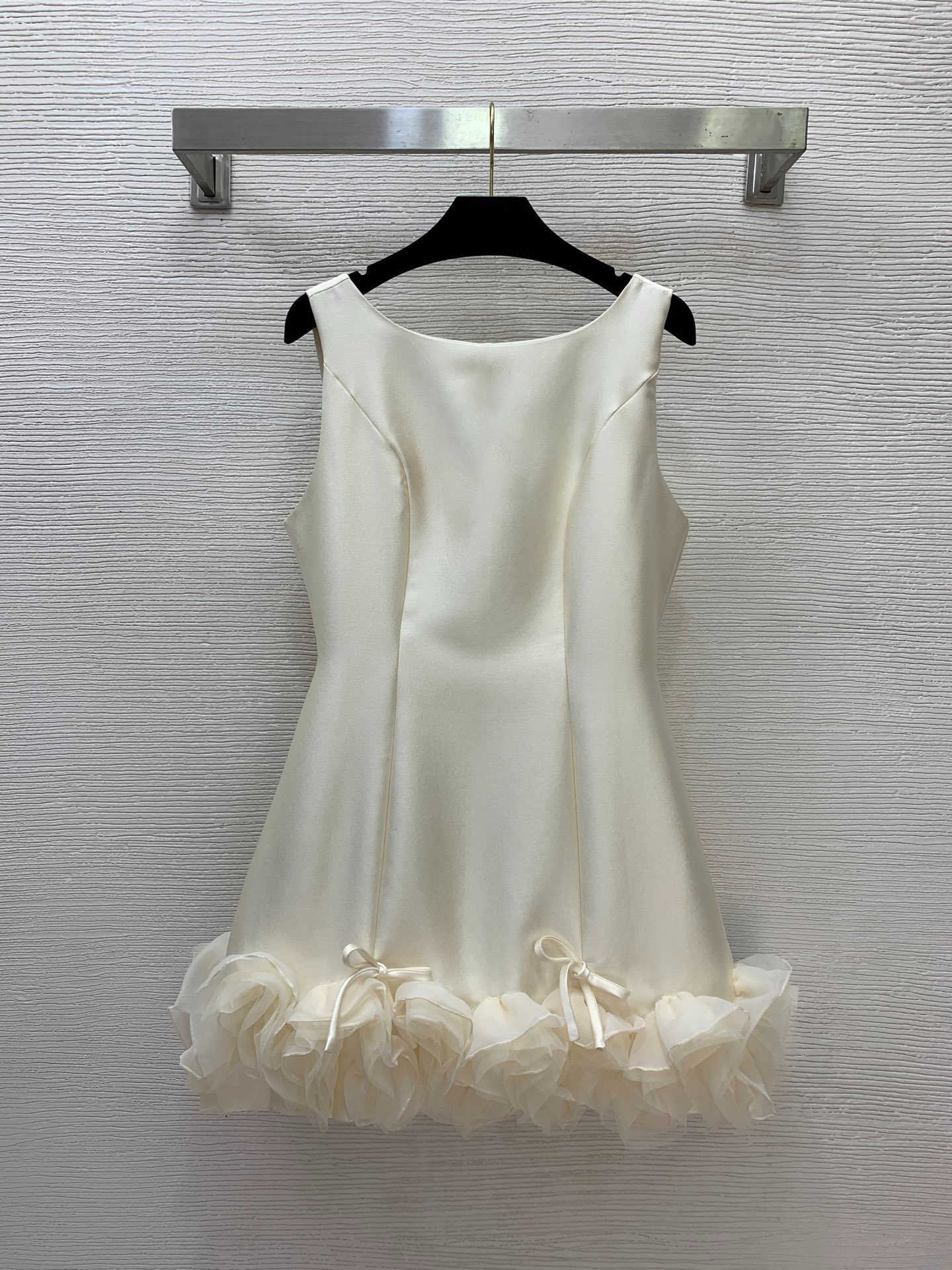 robes de créateurs Robe élégante pour femme avec col en perles clouté de strass, patte de boutonnage à demi-bouton, détail de nœud et silhouette