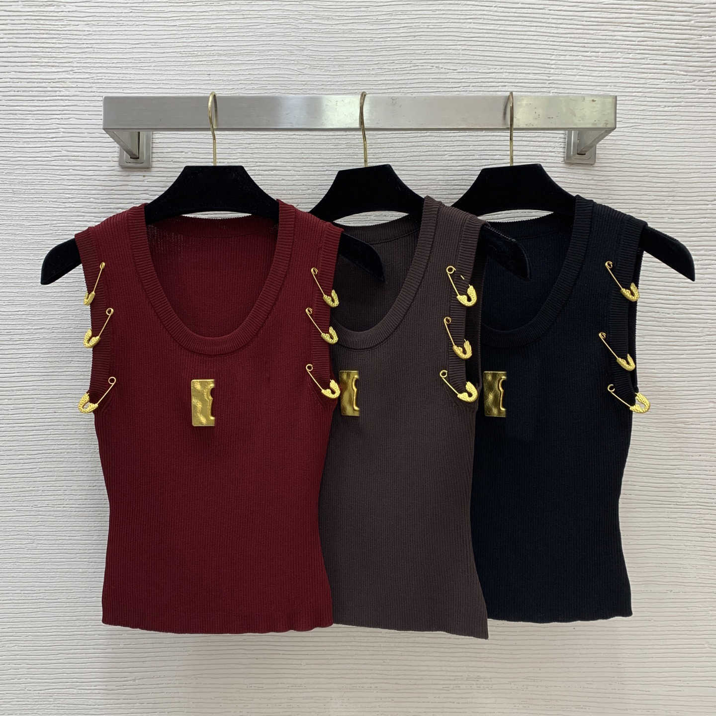 Schiaparelli Tank Top Luxury Knit Tops Fashion Metal Decoration Spring And Summer Knitted Short-sleeved Crop Top Casual Designer Women Clothes
