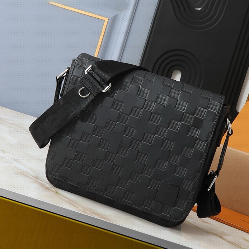 2026 New High-qualitys handbag Men Luxury Designer Bag DISTRICTss classic shoulder bag men Flap Handbag messenger bags leather laptop briefcase N008