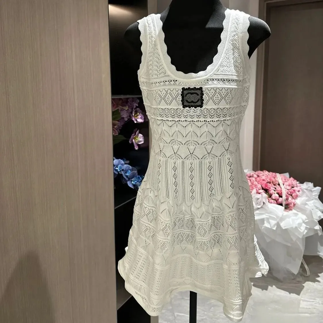 2026 Robe débardeur creuse tricotée de Style français pour femmes en été, belle jupe courte trapèze amincissante et amincissante pour fille épicé