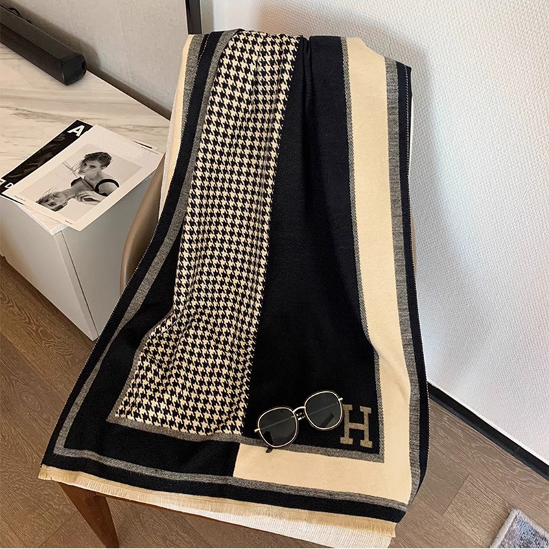 New designer scarf for women, autumn and winter, versatile, light luxury style, long style, thick imitation cashmere, warm shawl, plaid pattern