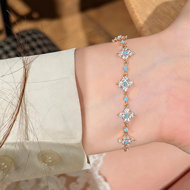 18K Gold-Plated Zircon Flower Bracelet with Courtly Elegance and Retro Charm, a Lightweight Luxury Accessories with a High-End Feel-image-1104465314