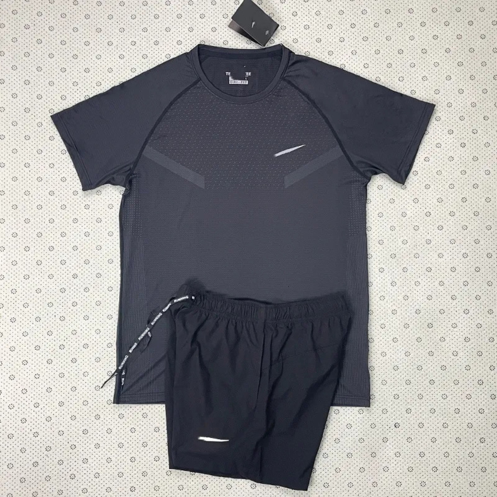 Mens Tracksuits Tech Set Summer Designer Tracksuit T Shirts Shorts Two-Piece Wspeed Drying Reflective Strip Set Suits Running Quick Dry Sportswear