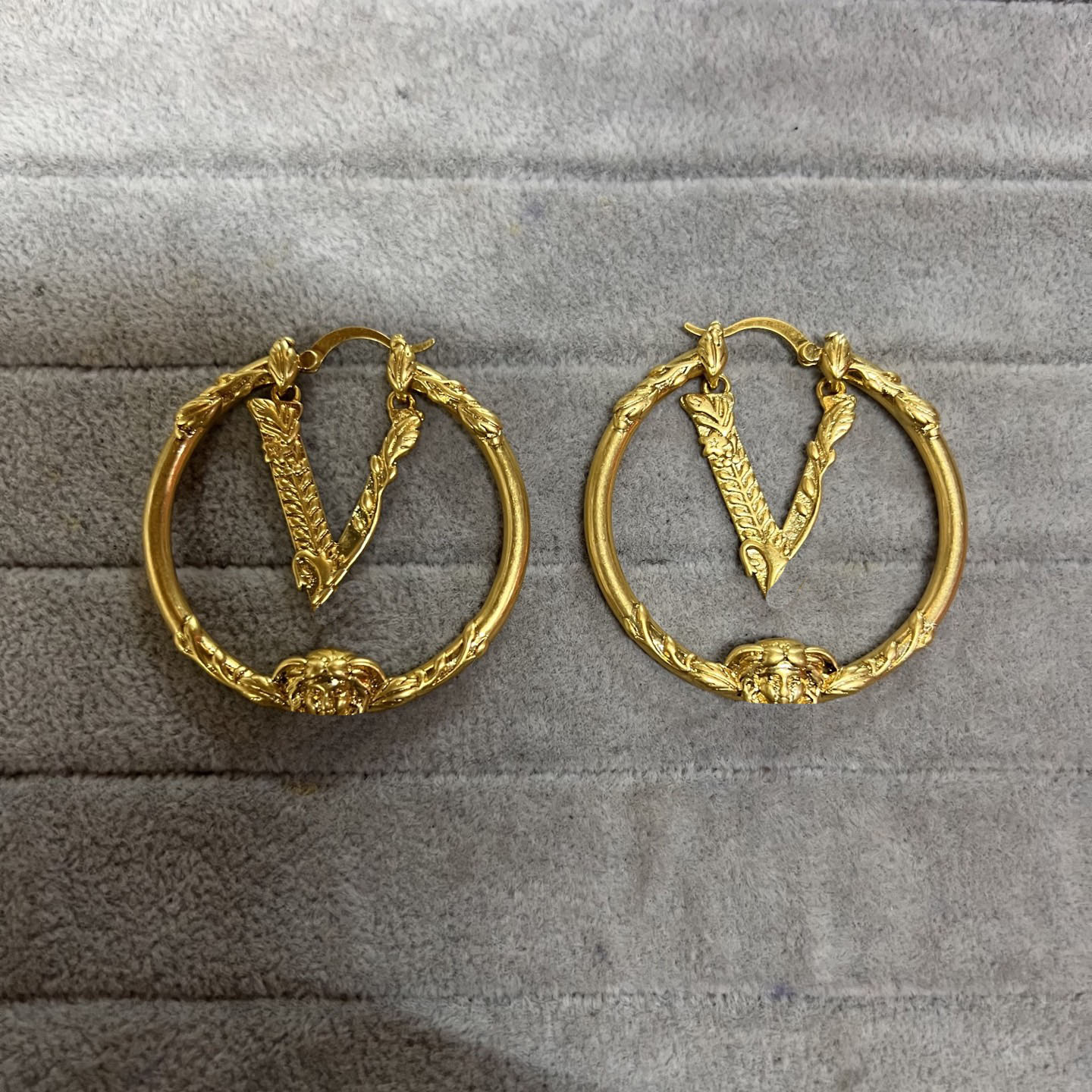 New style earrings and bracelets, designed by the brand's designer as popular jewelry items for weddings and parties.