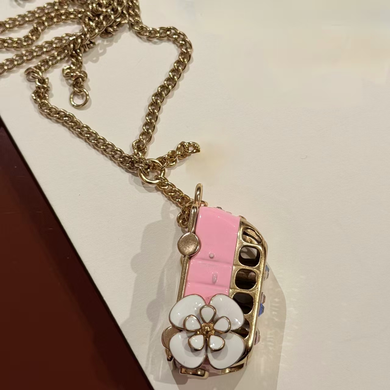 Charming Women Luxury Charms Letter Necklace Jewelry High Quality Yellow Gold Plated Flower Bus Pendant Necklace for Party Wedding Nice Gift