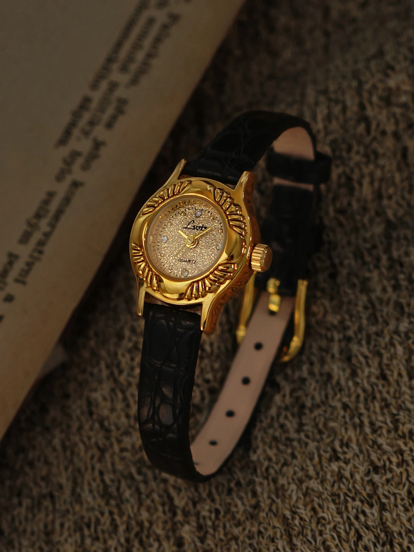 1 French Retro Engraved Pattern Gold Small Dial Womens Watch Elegant and Fashionable Exquisite and Compact Waterproof Watch for Young Ladies260424