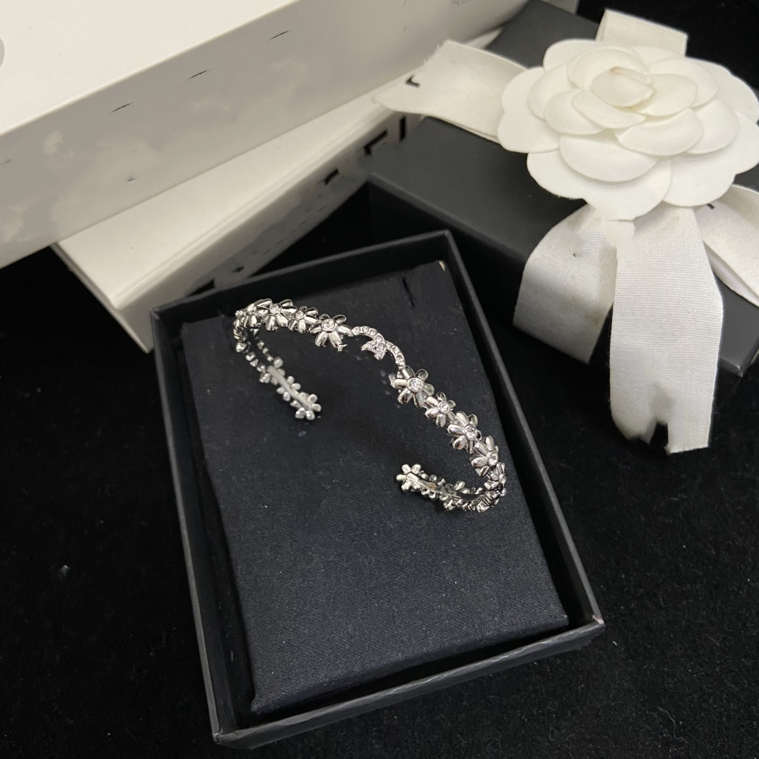 cc Fashion New Designer Charm Bangles Silver Plated Multi Flowers Brand Open Bangles For Girls Women Bracelets Jewelry no fade