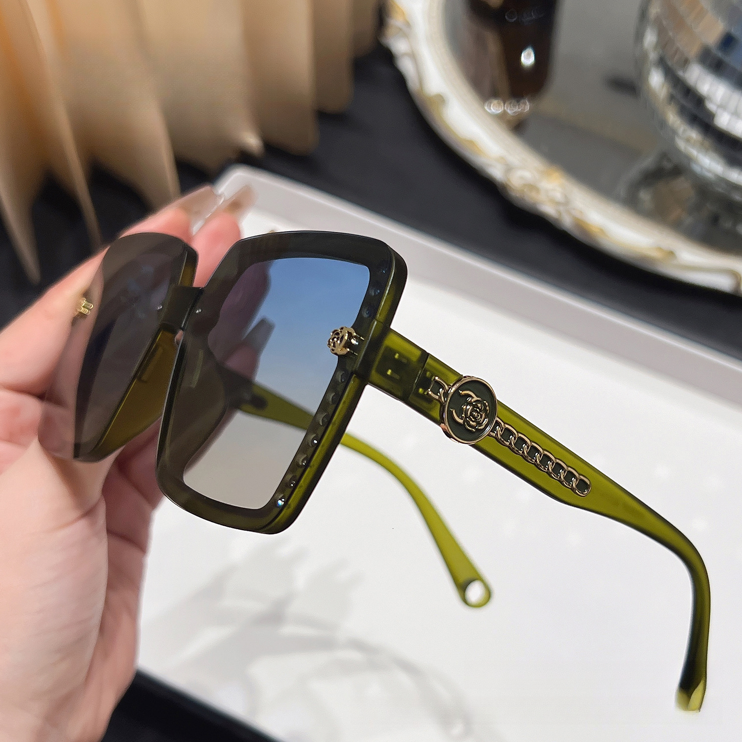 Designer Sunglasses Luxury Retro Fashion Nail Luxury High End Polarized Sunglasses UV Outdoor Business Fishing Travel Cycling Glasses Women's A