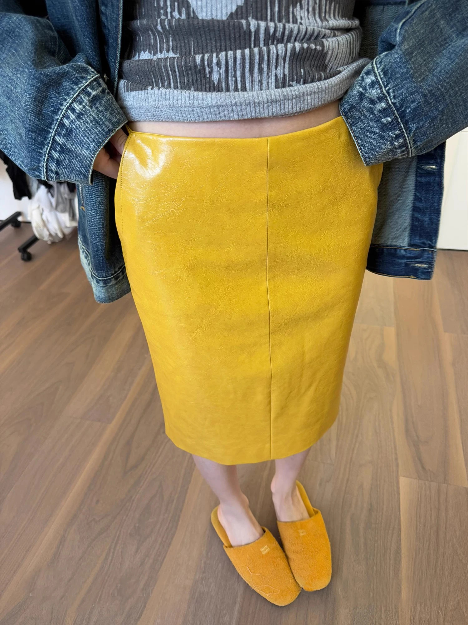 Lautaro Spring Autumn Shiny Reflective Yellow Patent Pu Leather Skirt Women with Back Slit Knee Length y ner Clothes 260506