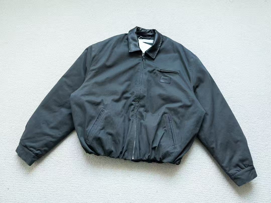 Un blouson aviateur à manches longues et col de grange haut de gamme avec micro logo et épaules tombantes, manteau rembourré en coton, vêtements