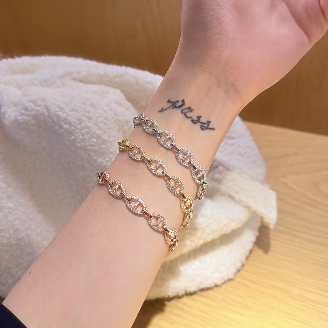 Apmmonaco Jewelry Designer Luxury Bracelet For Woman Men Luxe Bangle Unique Full-diamond Pig Nose Bracelet With Interlocking Clasps Offering