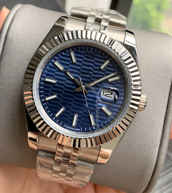 Wholesale low-priced high-quality men's and women's luxurious fashionable watches. Made of stainless steel. Automatic mechanical movement.