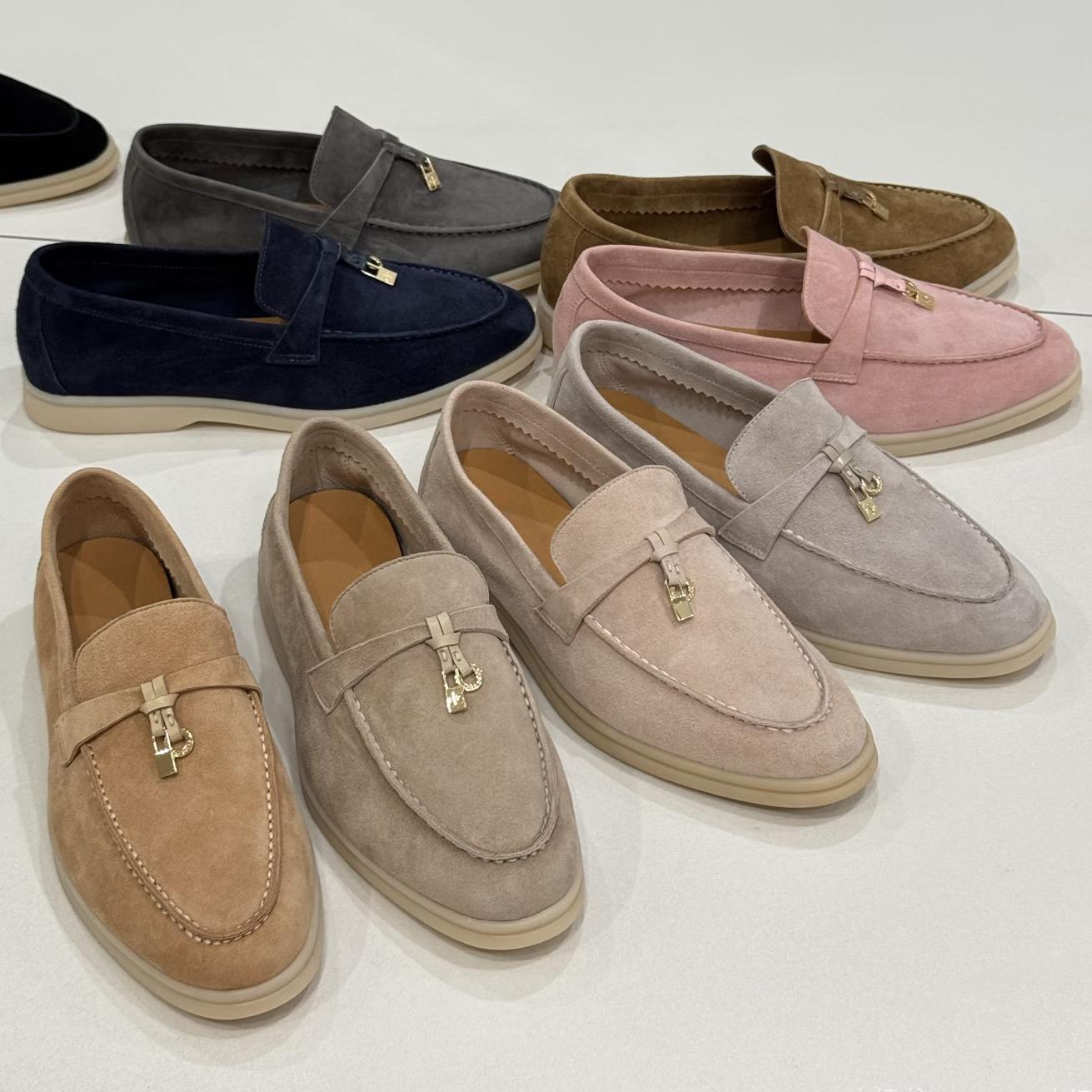 Womens Summer Walk Charms Loafers Sandal Slippers 100% Suede Fashion Casual Shoes Open Walk Slipper Mules Flat Chaussons Luxury Master Quality Sneak