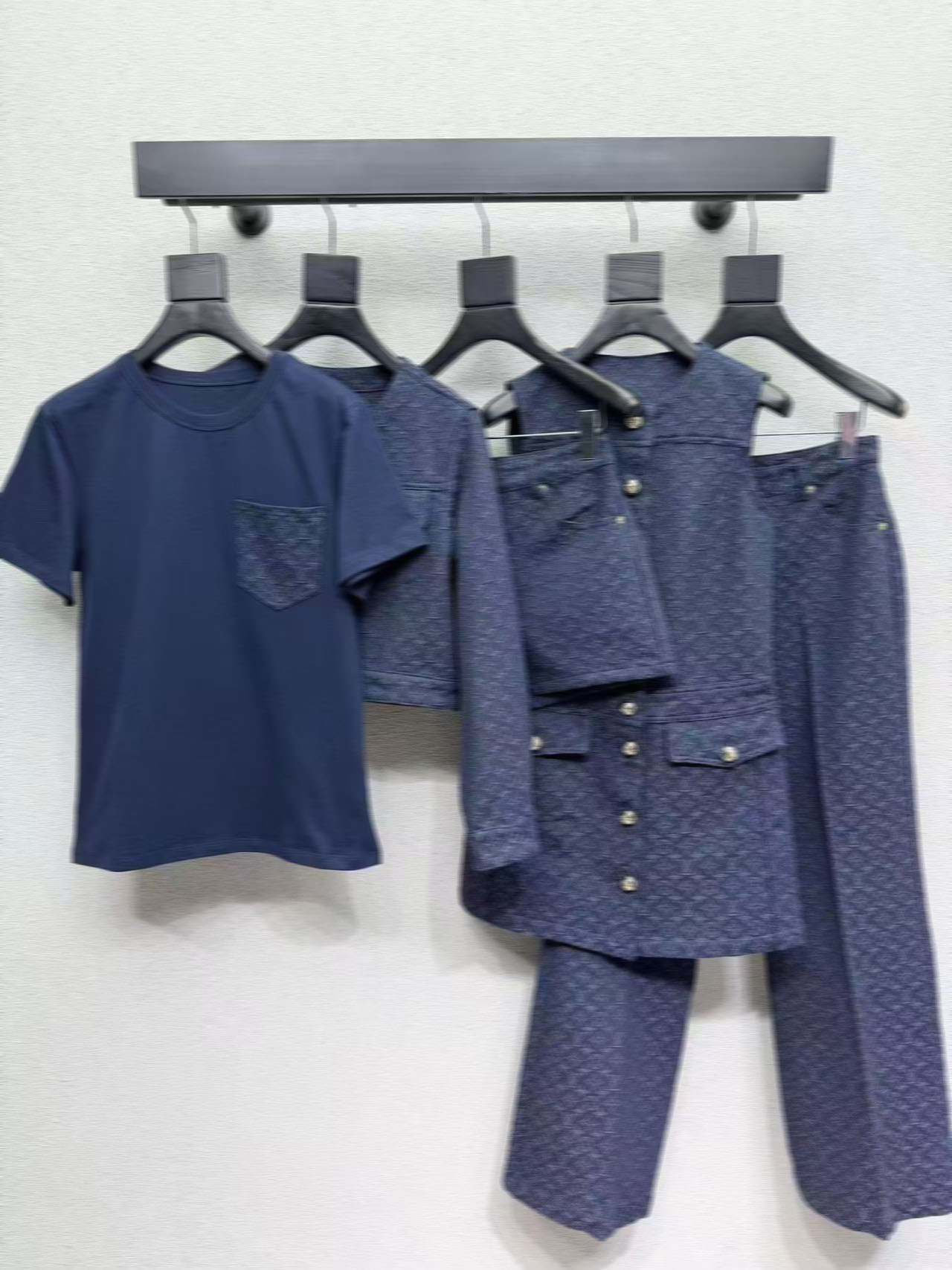 New high-quality women's suit series trendy, fashionable, luxurious designer summer T-shirt paired with denim shorts and short skirt set