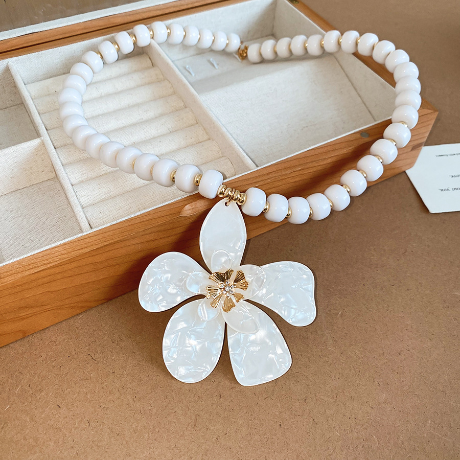 French vintage beaded diamond-studded flower pendant necklace, simple and stylish collarbone chain, niche high-end jewelry wholesale-image-1104905637