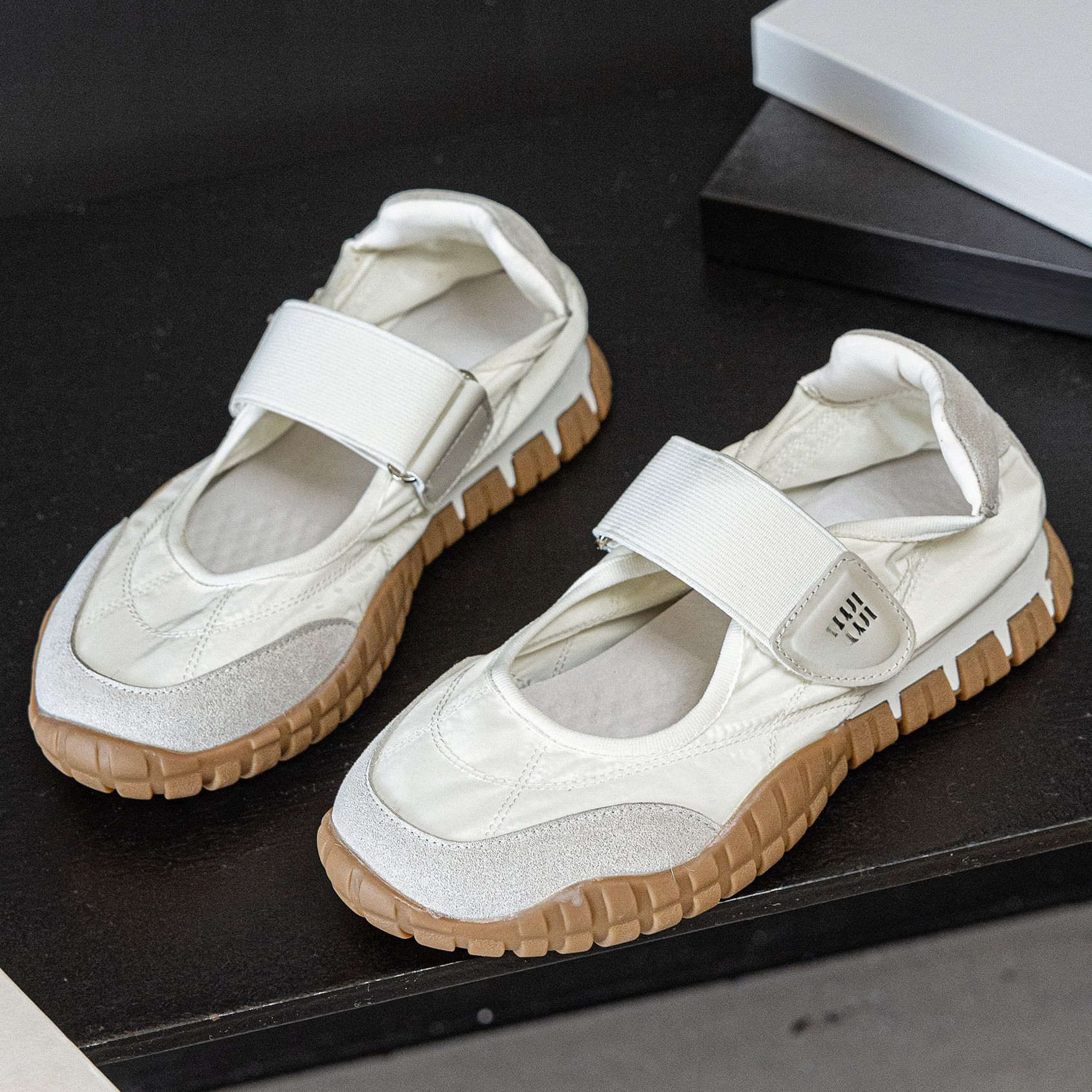 2026 Spring New Designer Women's Leather Thick Bottom Round Head Commuting Sports Lace Nylon Buckle Training Shoes Casual Walking Shoes Vacatio
