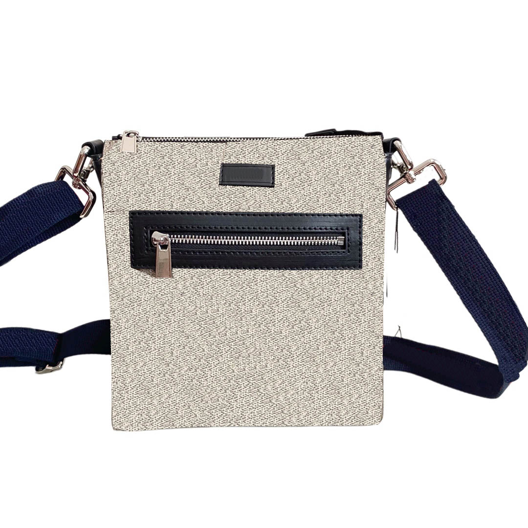 Ce sac de créateur présente le dernier style de messager associé à une sangle tissée bleue et rouge brevetée unique.