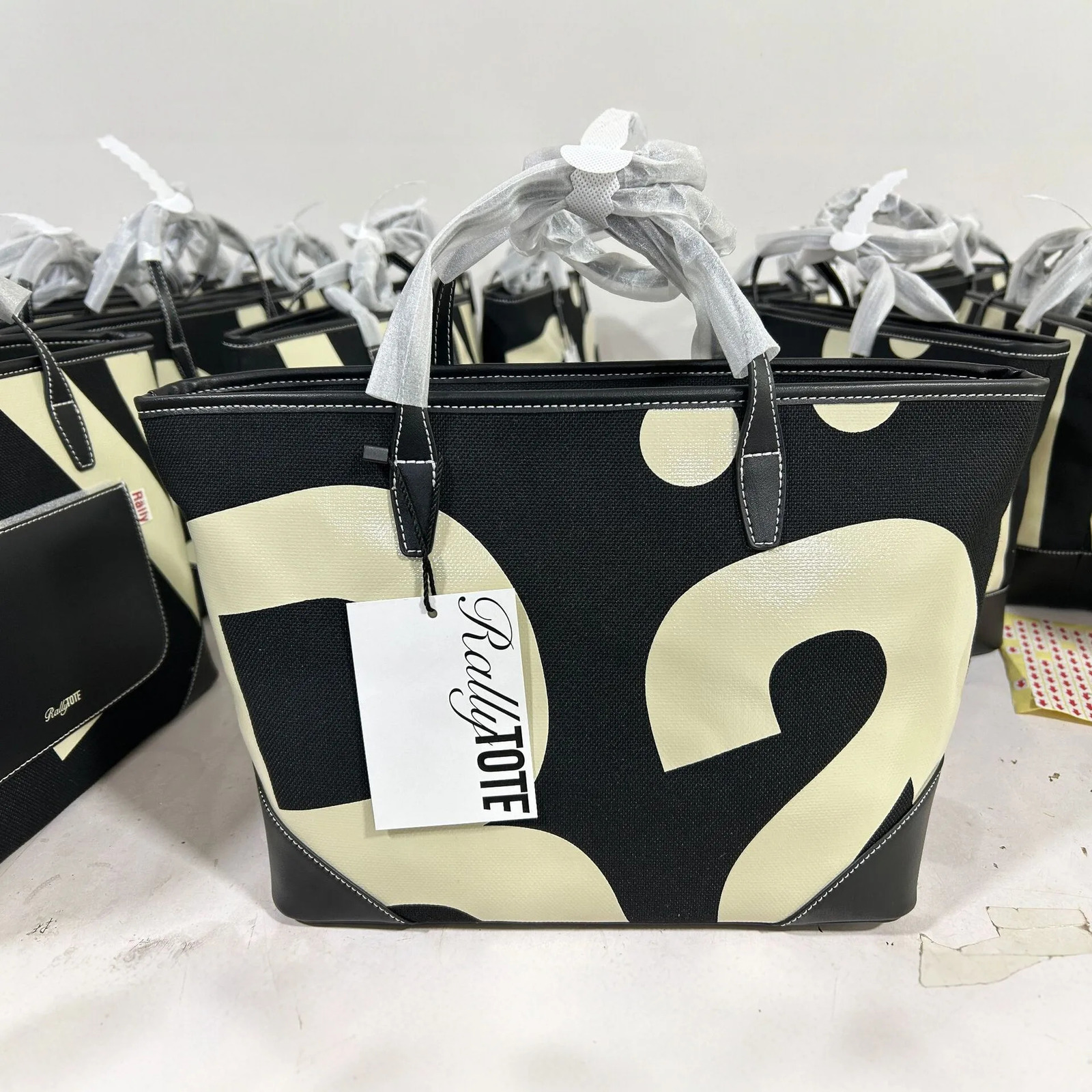 2025 Korean Style Large Capacity Letter Print Tote Bag Womens Handbag Fashionable Urban Simple Cotton Polyester Bag 260508