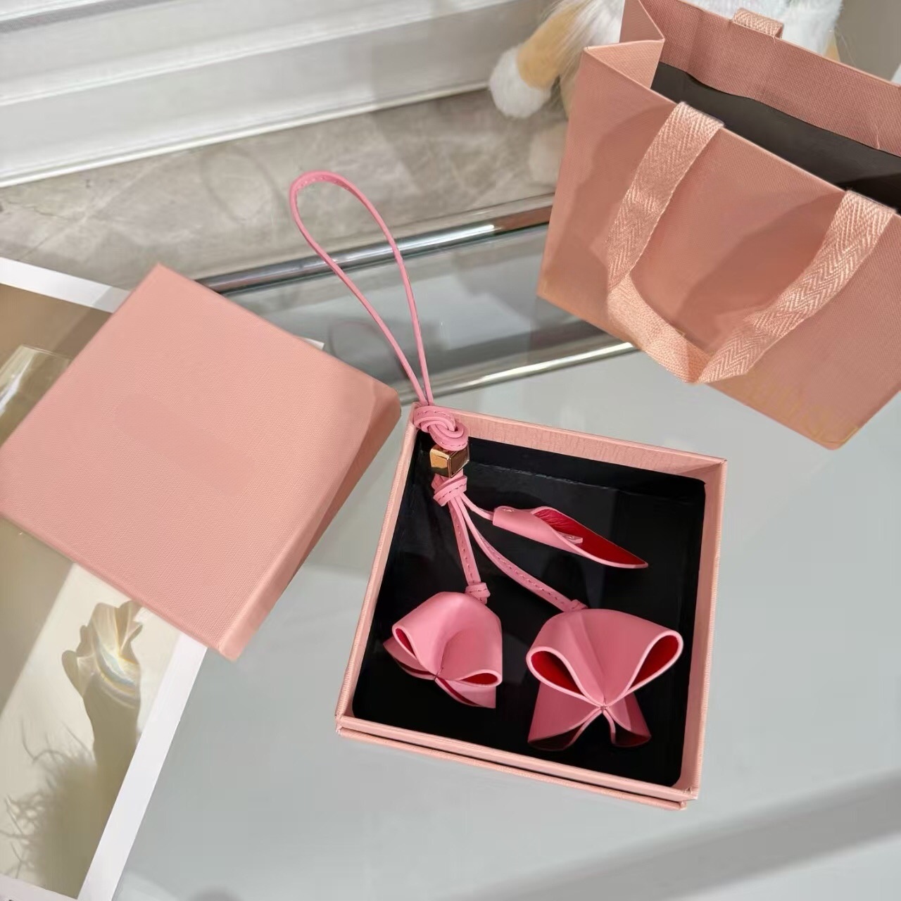 Le plus récent designer floral en cuir inspiré de l'origami charme de sac rose rouge fleur porte-clés sac pendentif longes Crochet poupée sac orn