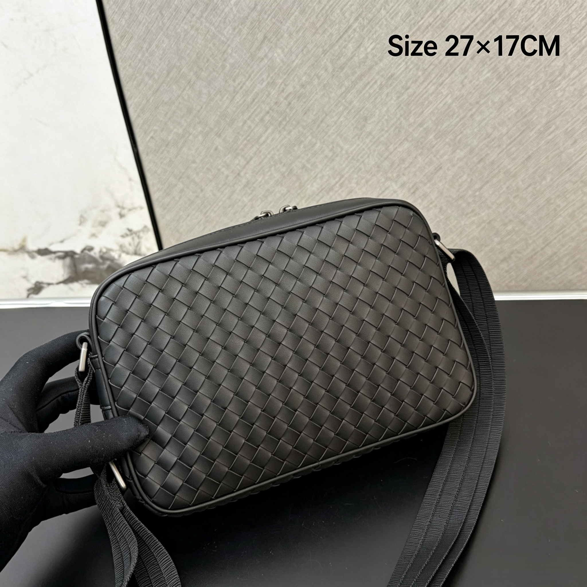 2026 Men's Woven Leather Crossbody Bag Designer Sling Chest Pack Zipper Shoulder Messenger Luxury Intrecciato Pattern Handbag