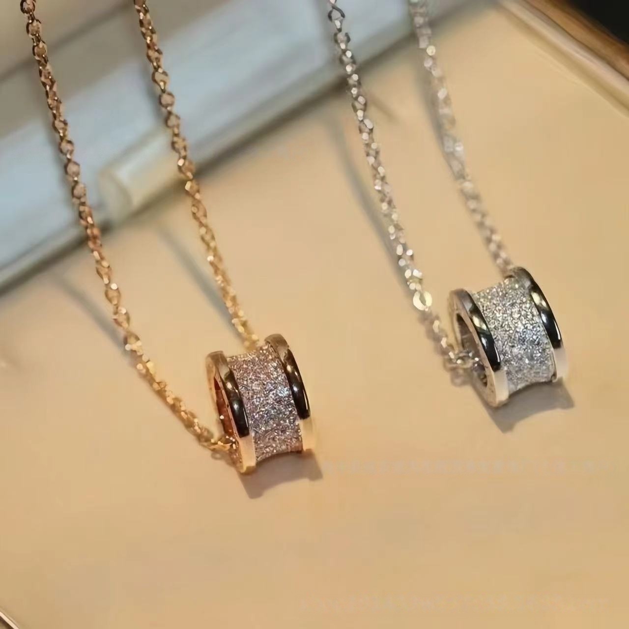 Collier d'amour de luxe classique pour femmes, pendentif de créateur en acier titane plaqué or 18 carats, ras du cou Vintage, bijoux cadeau parfa