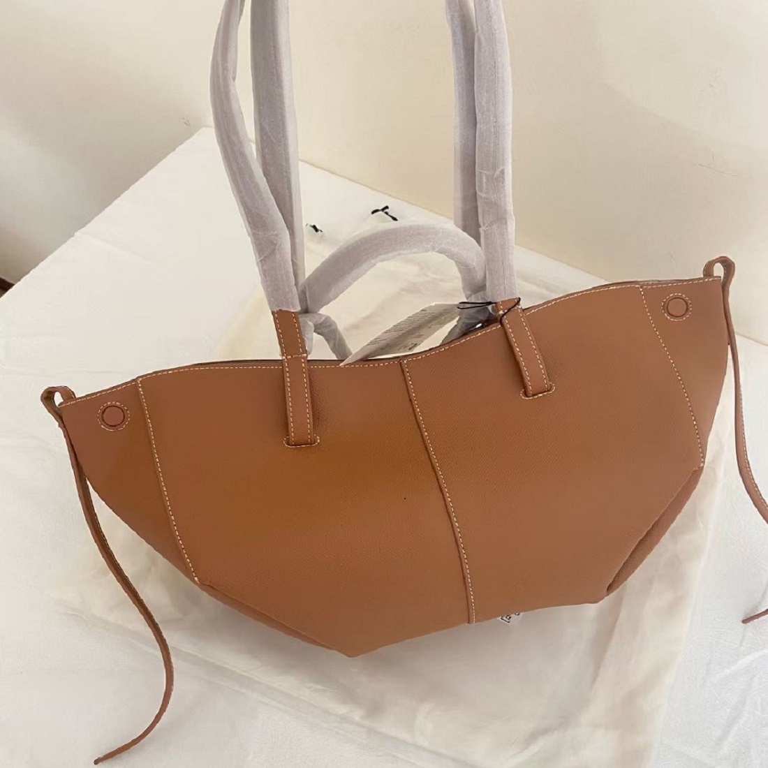 Designer Cyme Tote Bag Full-Grain Textured Leather Designer Magnetic Buckle Closure Handbag Women Suede Inner Lining Luxury Large Capacity Handba-image-836792586