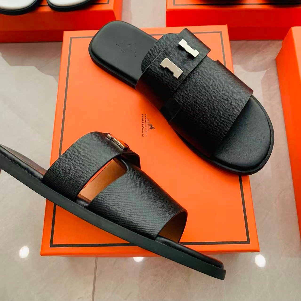 2026 Designer Paris Luxury Fashion Men's Slippers Unique Style Simple Design Leather Material Anti-wear and Anti-slip Comfortable Men's Be