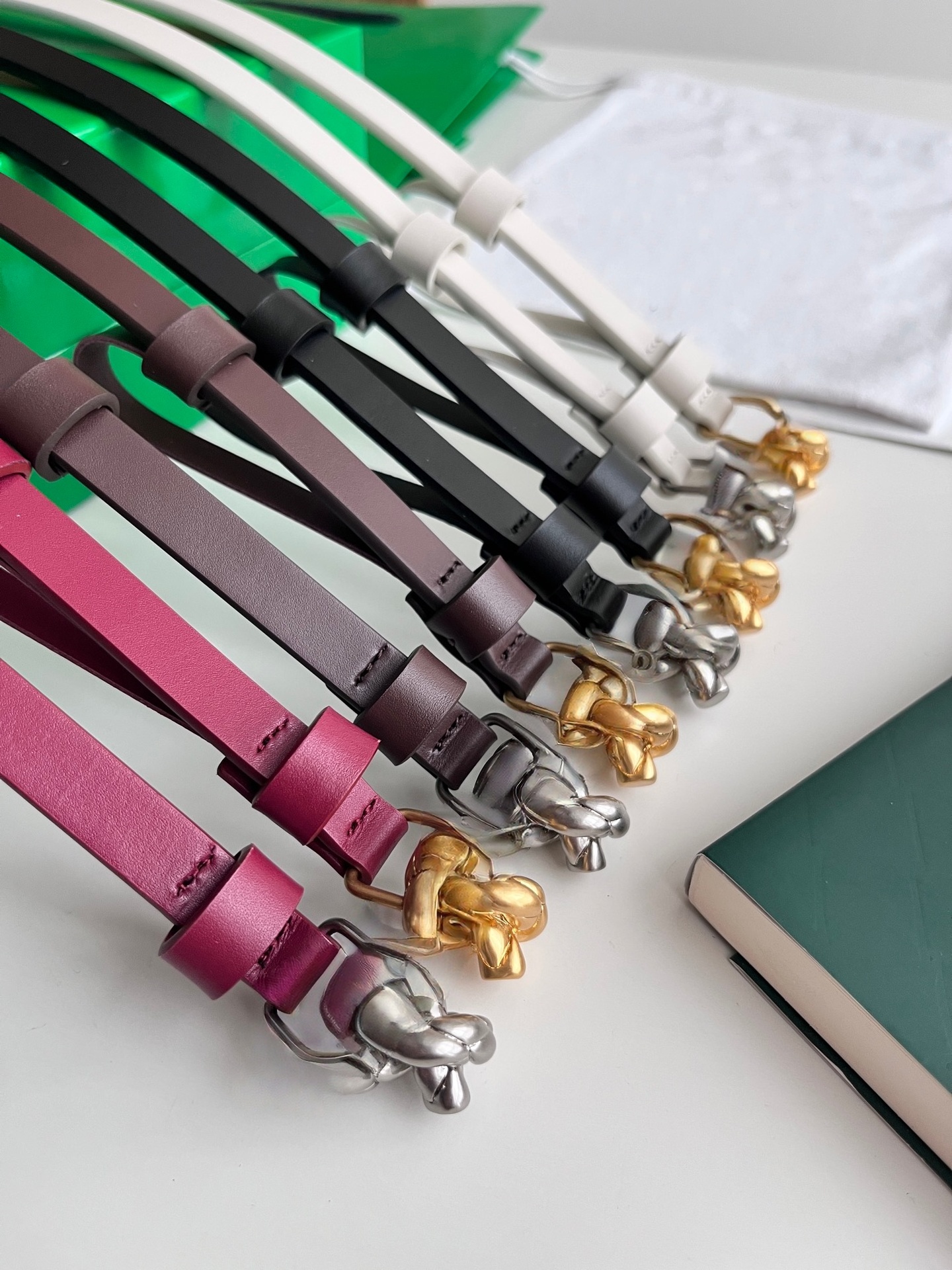 Ceinture de créateur pour femme en forme de nœud rétro, fine, texture en cuir mat doux, boucle en métal vintage, ceinture polyvalente décontracté